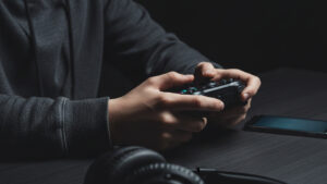 Teenager Junge beim Zocken