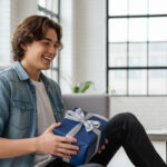 Teenager Junge bekommt ein Geschenk zum 18. Geburtstag