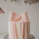 Teenager Party Deko – unsere Schleifenparty zum 13. Geburtstag Fondant Torte mit grosser Schleife in rosa