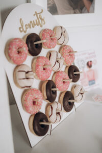 Donutwall mit Mini Donut auf einer Feier zum 13. Geburtstag