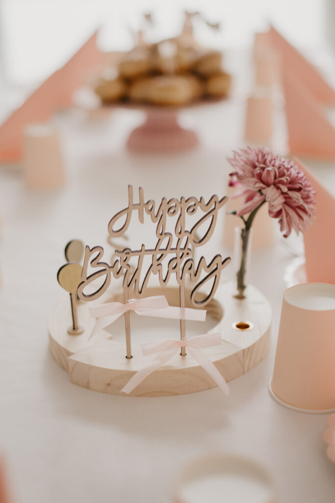 Tischdecke aus Holz Happy Birthday