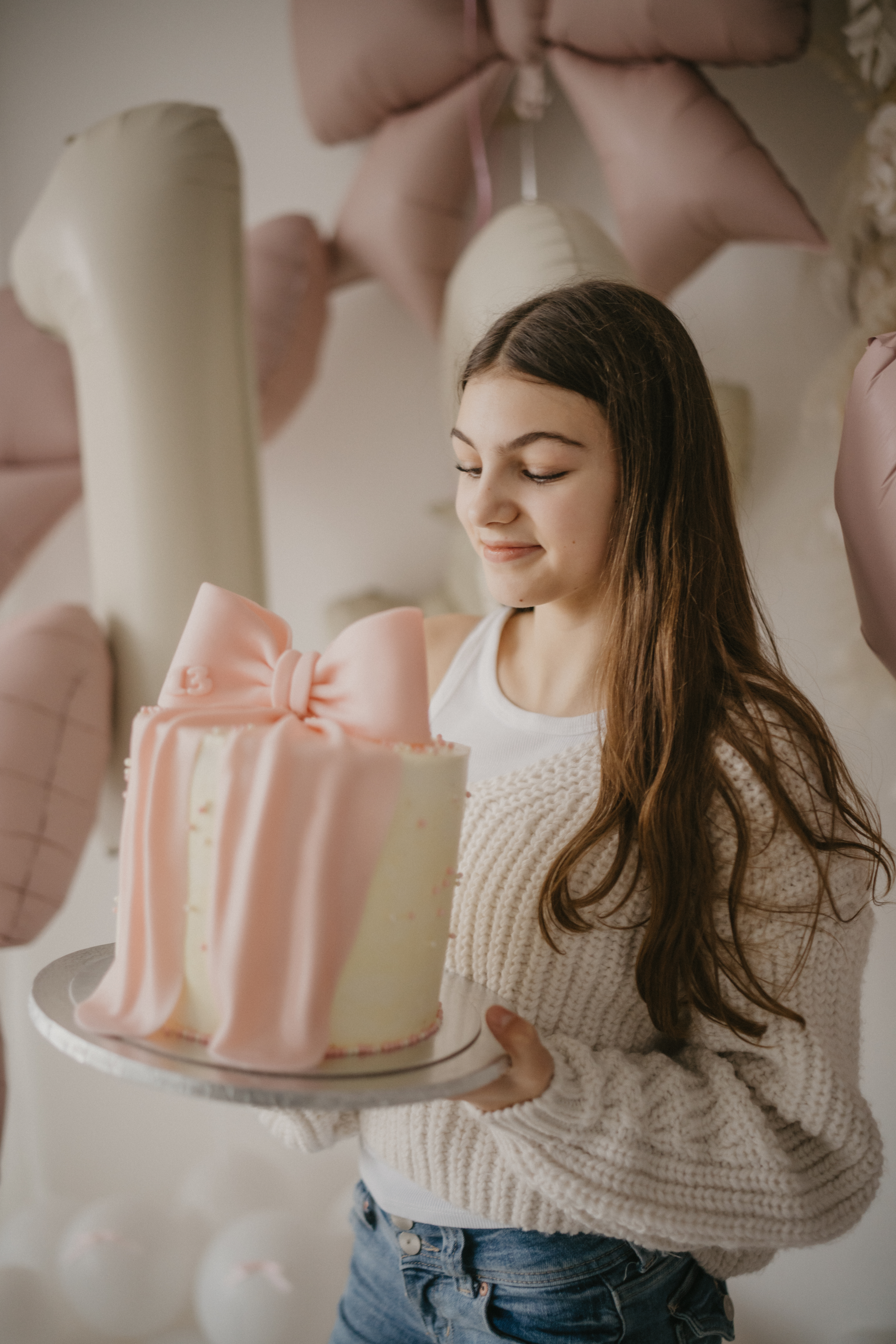 Teenager Mädchen mit Schleifentorte zum 13. Geburtstag