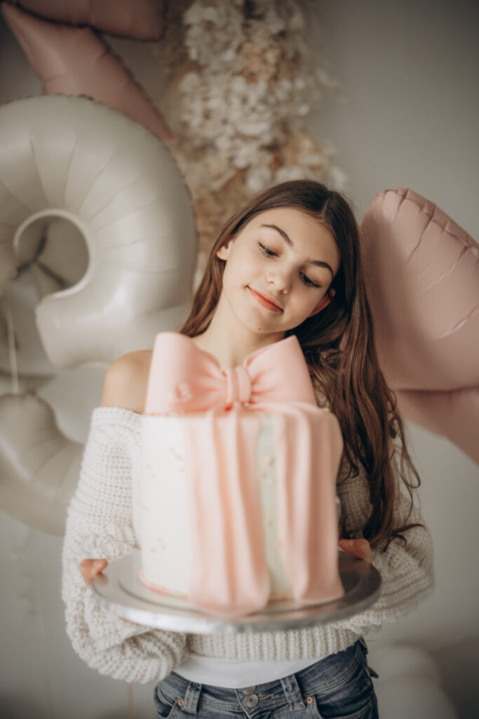 Teenager Mädchen mit Torte zum 13. Geburtstag