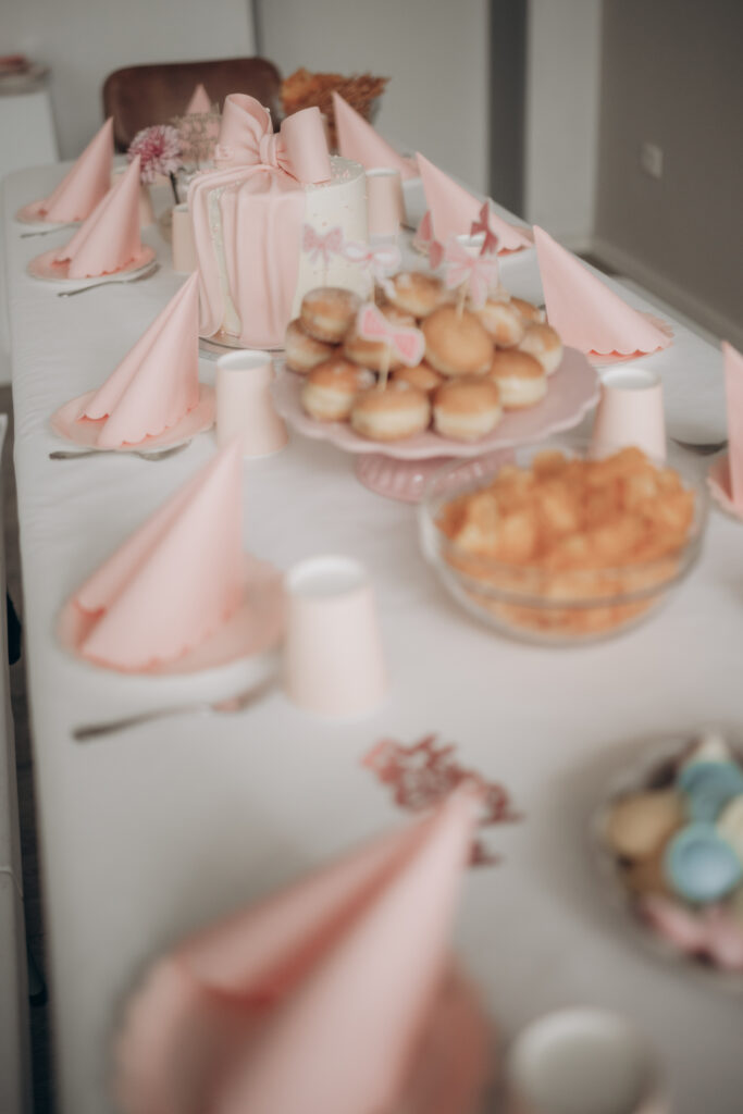 eingedeckter Tisch für eine Geburtstagsparty zum 13. Geburtstag