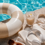 Pool mit Schwimmreifen und Getränk und Kopfhörern